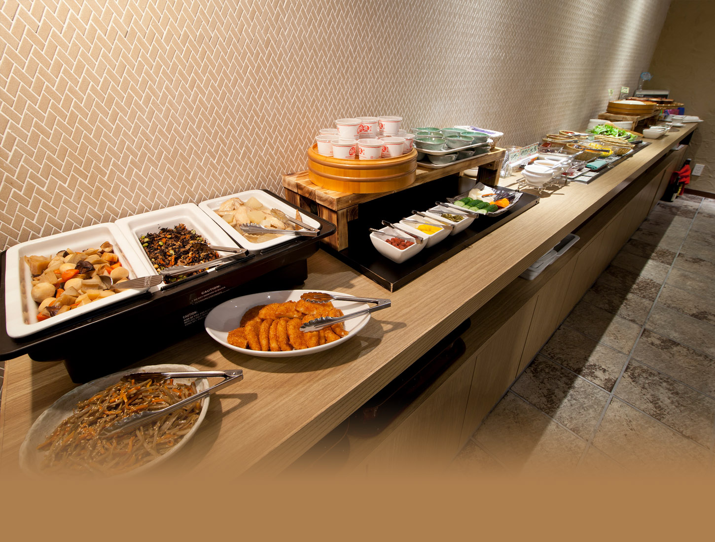 ココチホテル沼津 — 沼津駅前 · 地元食材を取り入れた朝食が並ぶダイニング