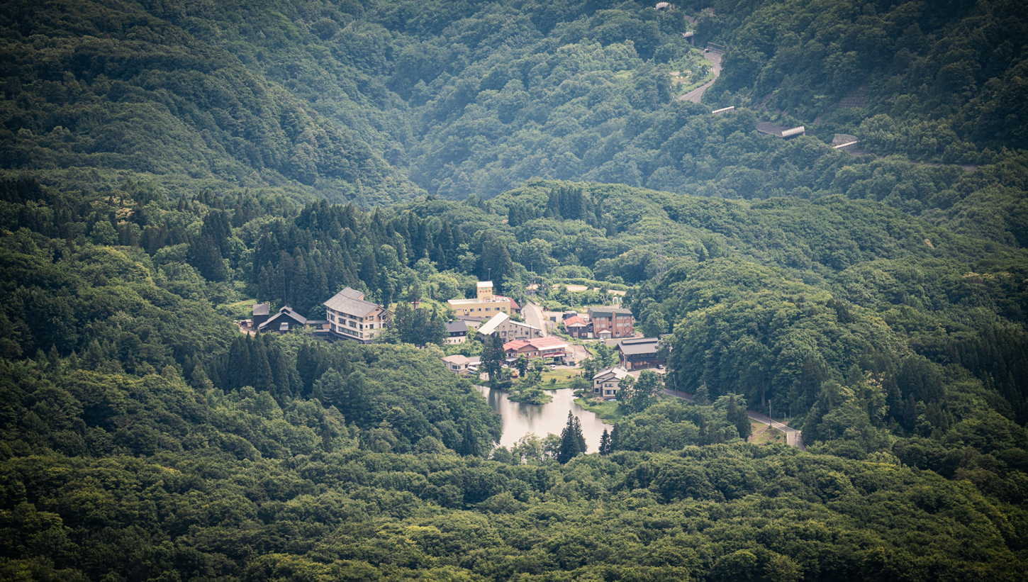 月山志津温泉 変若水の湯 つたや — 西川町 · 月山西側登山口の温泉宿、ナトリウム塩化物泉と山菜料理