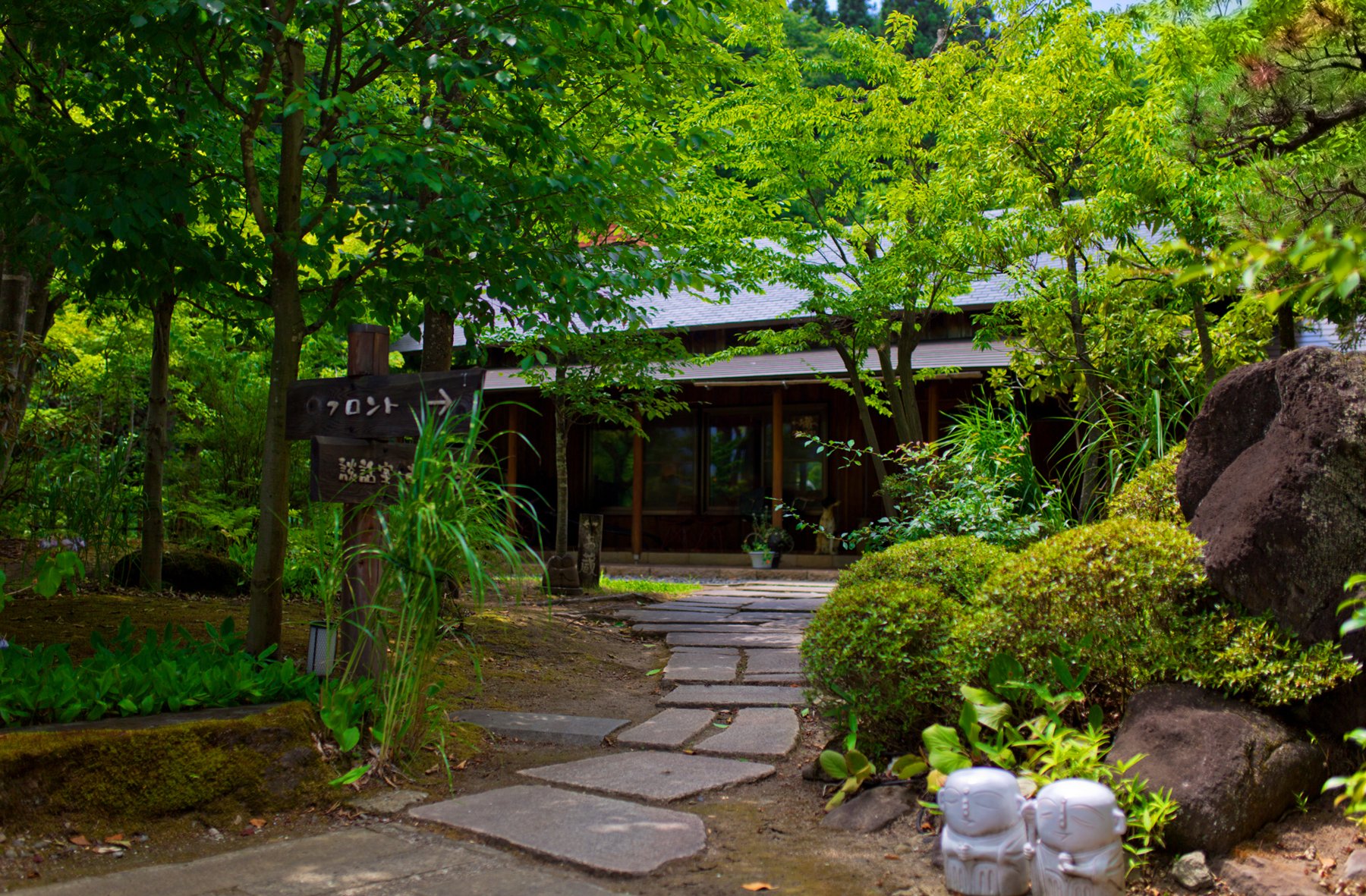 名月荘 — 上山・葉山温泉 · 全室離れ風に設計された料理旅館の客室