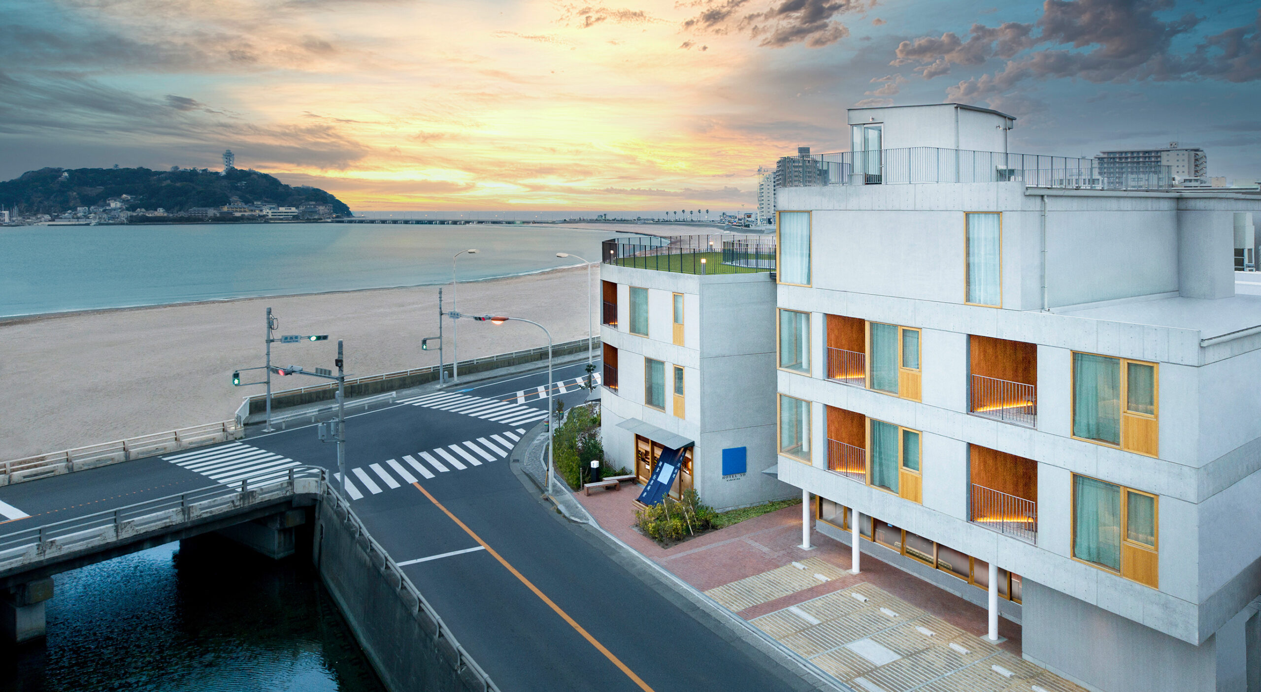 HOTEL AO KAMAKURA — 鎌倉・腰越海岸 · 千葉学設計の海前16室ラグジュアリー
