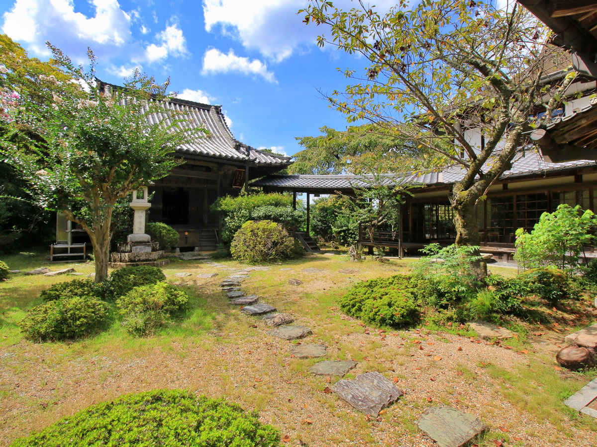 竹林院群芳園 — 群芳園の庭園 · 千利休作庭と伝わる池泉回遊式借景庭園、大和三庭園のひとつ