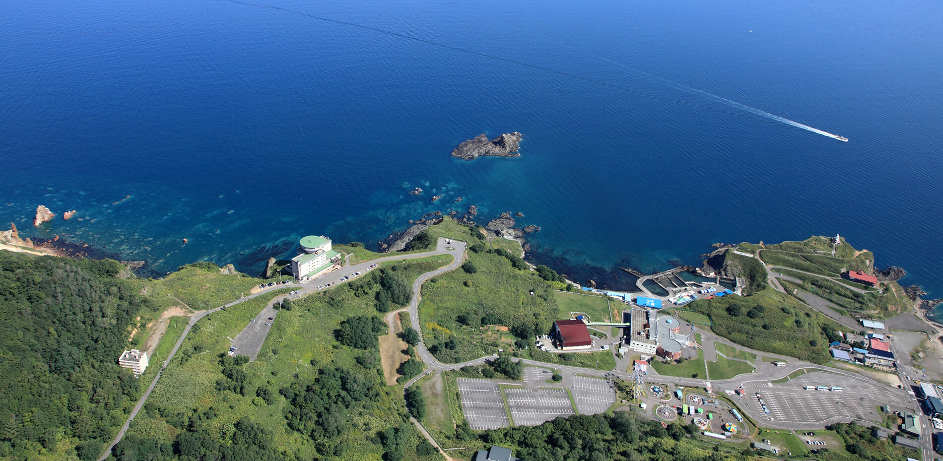 ホテルノイシュロス小樽 — 北海道小樽市張碓町 · ニセコ積丹小樽海岸国定公園内、全室オーシャンビュー露天風呂付の城型リゾート