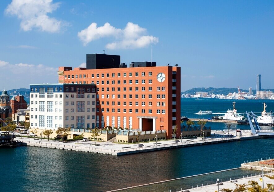 プレミアホテル門司港 — 北九州・門司港 · アルド・ロッシ設計、関門海峡に面したデザインホテル