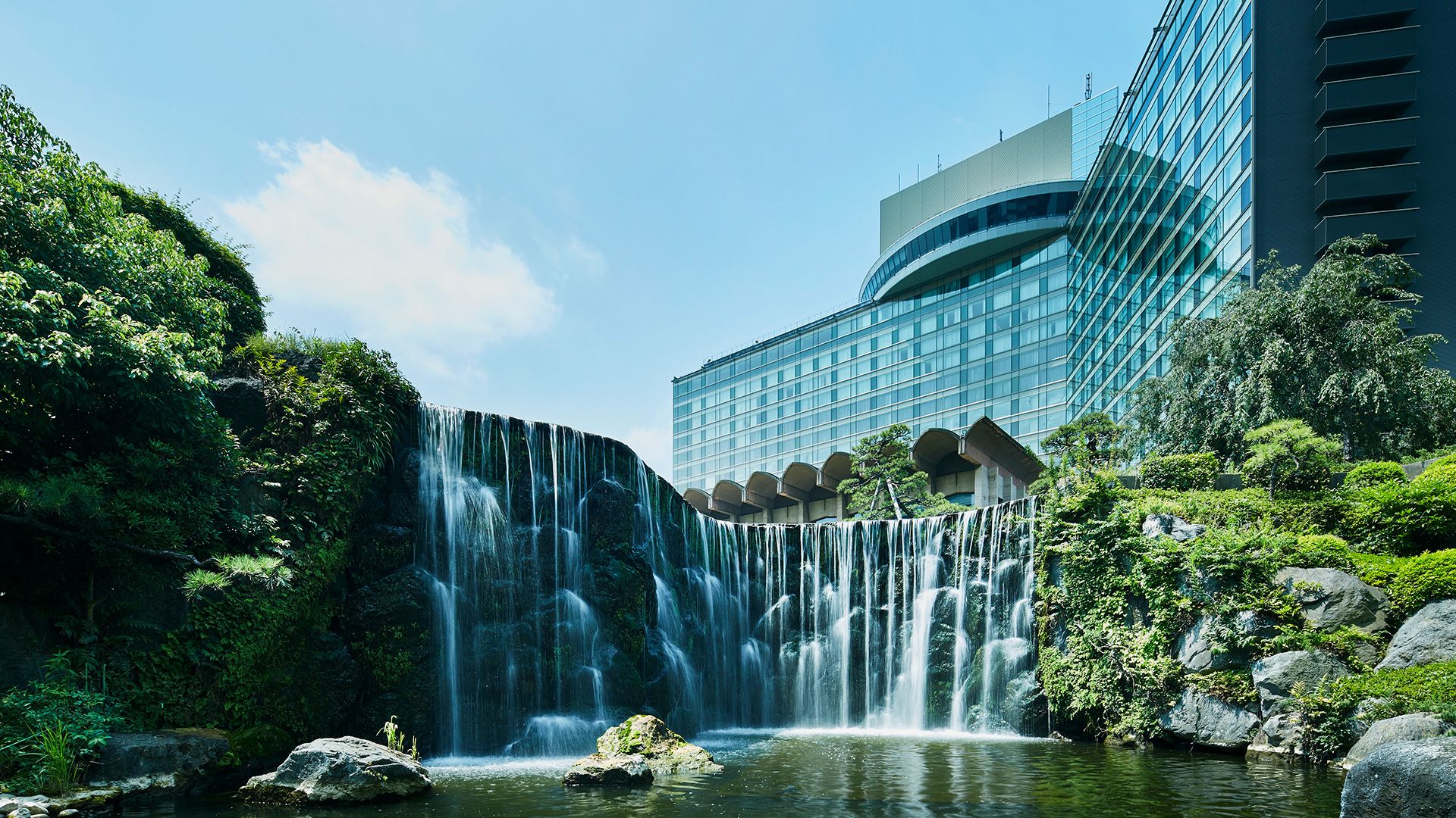 ホテルニューオータニ東京 — 千代田区紀尾井町 · 日本庭園を見下ろす本館上層階と全天候型テラス