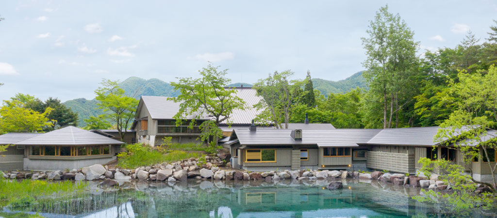 ホテリ・アアルト — 福島・裏磐梯 · 平屋の現代和風建築と前庭の水盤、磐梯山系を背景に