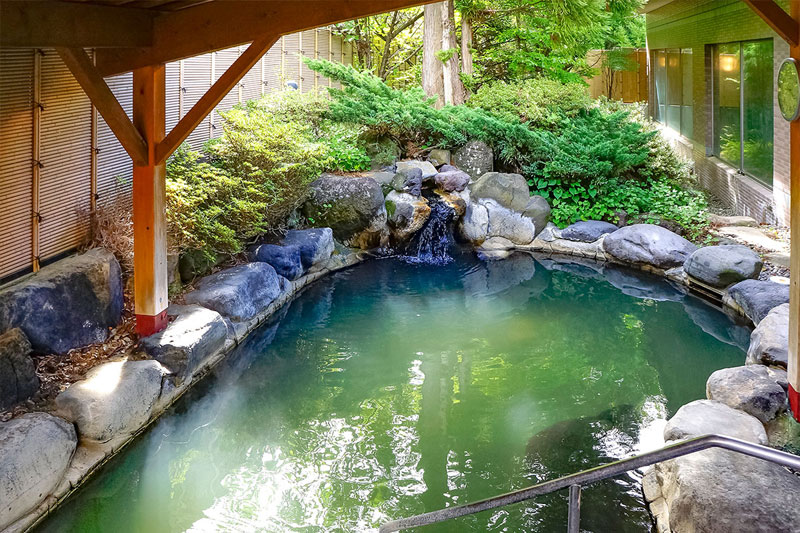 ホテル八峯苑 鹿の湯 — 長野・富士見町・八ヶ岳南麓 · 樹々に囲まれた露天風呂と滝口のしつらえ