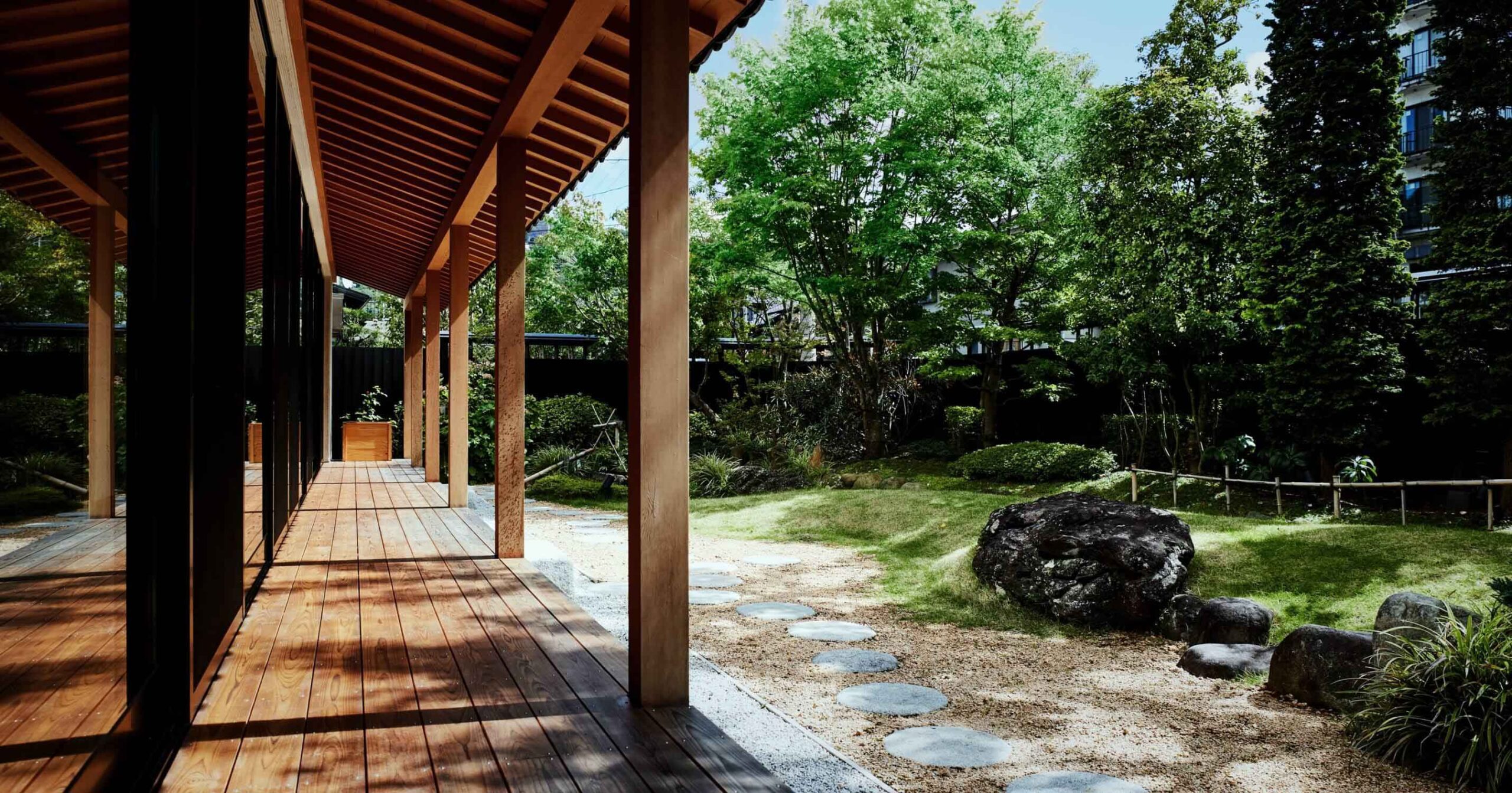 萃sui-諏訪湖 — 諏訪市湖岸通り · 諏訪湖と一体化した露天風呂付き客室の眺め
