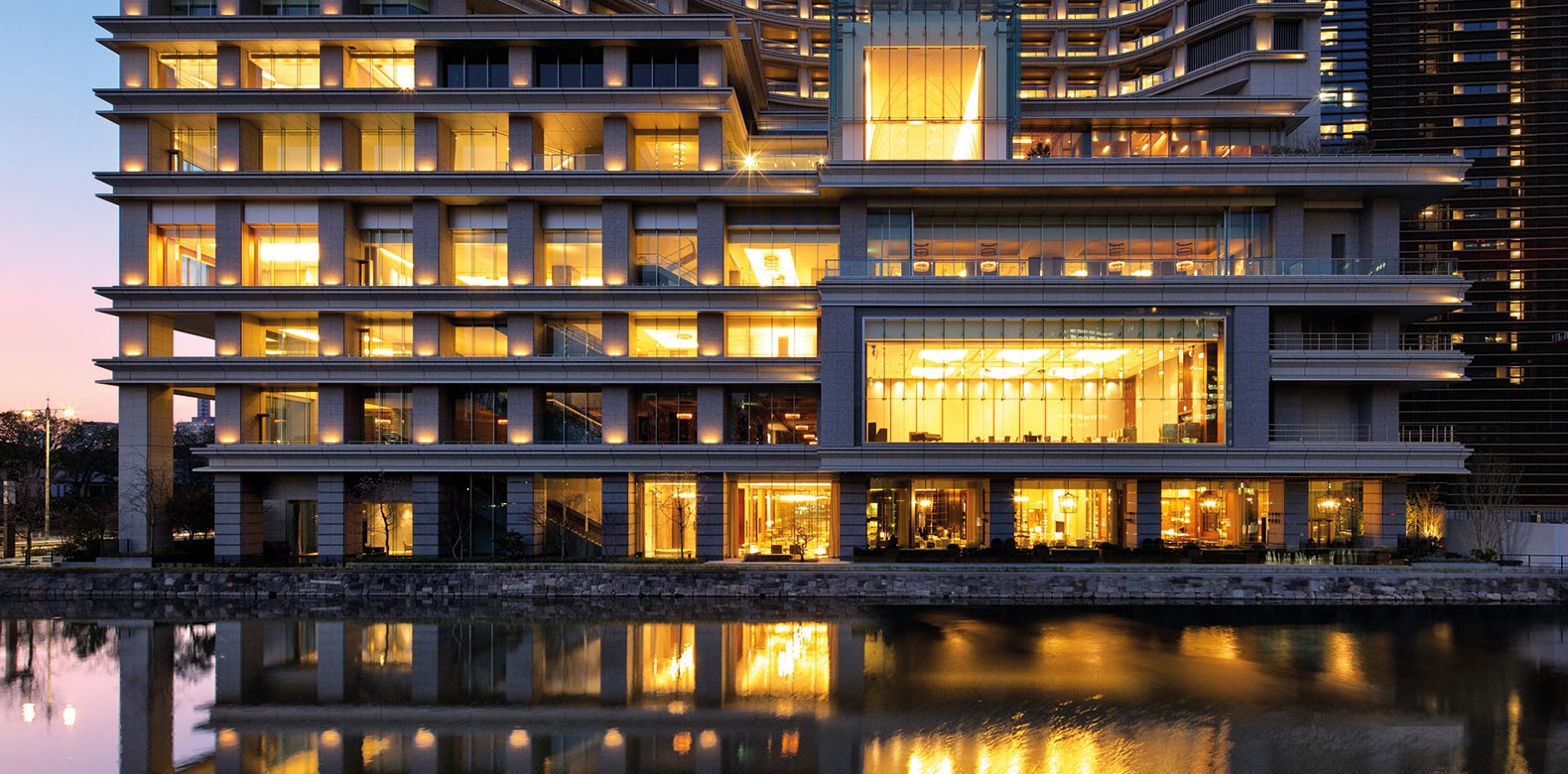 パレスホテル東京 — 千代田区・丸の内 · 皇居外苑と和田倉濠に面した外観、2012年改築の都市型グランドホテル