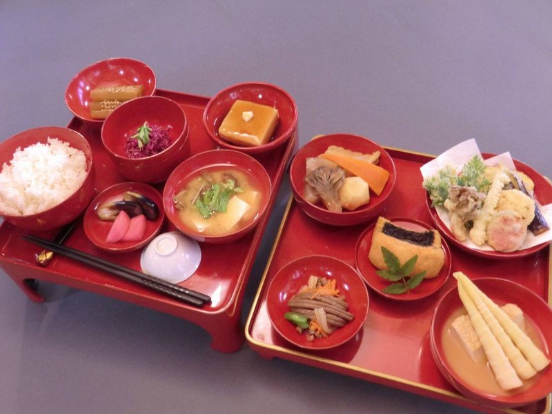 旅館 多聞館 — 山形県鶴岡市羽黒町手向 · もと宿坊・多聞坊、大正期の純和風建築と郷土料理