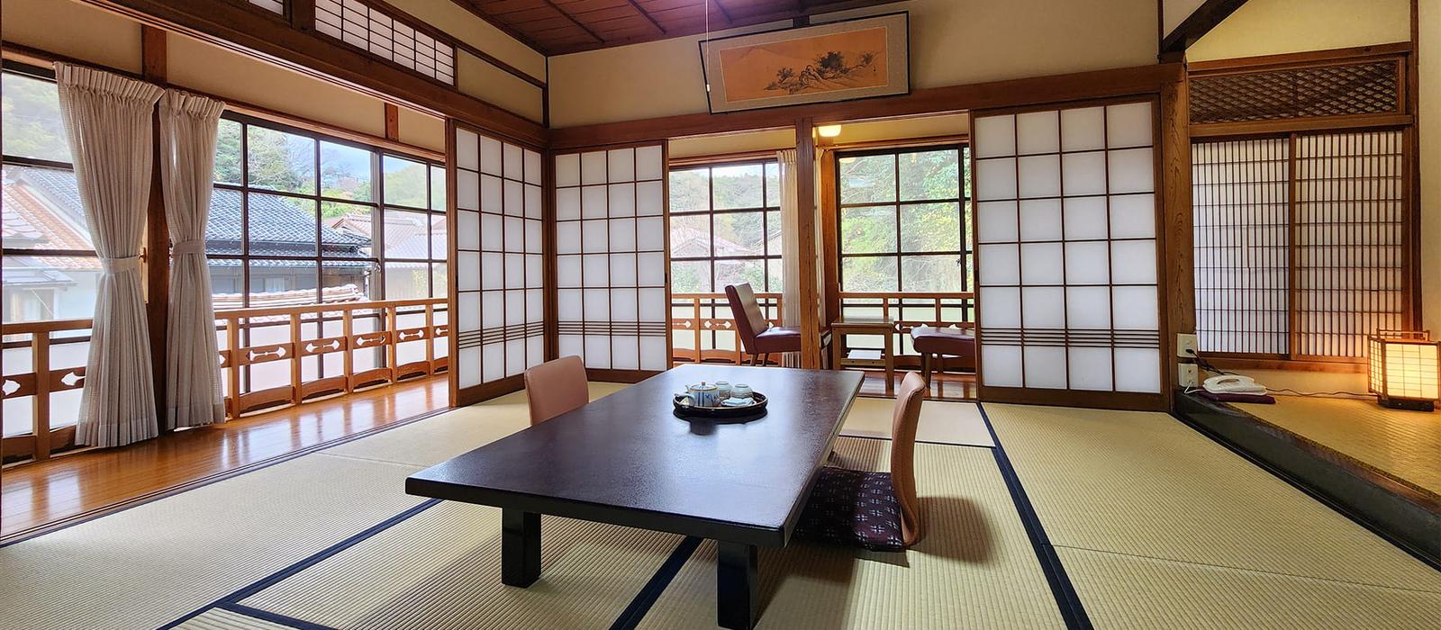 のがわや旅館 — 大田市温泉津町 · 大正元年創業、源泉かけ流しの湯と山陰の魚介を供する老舗旅館