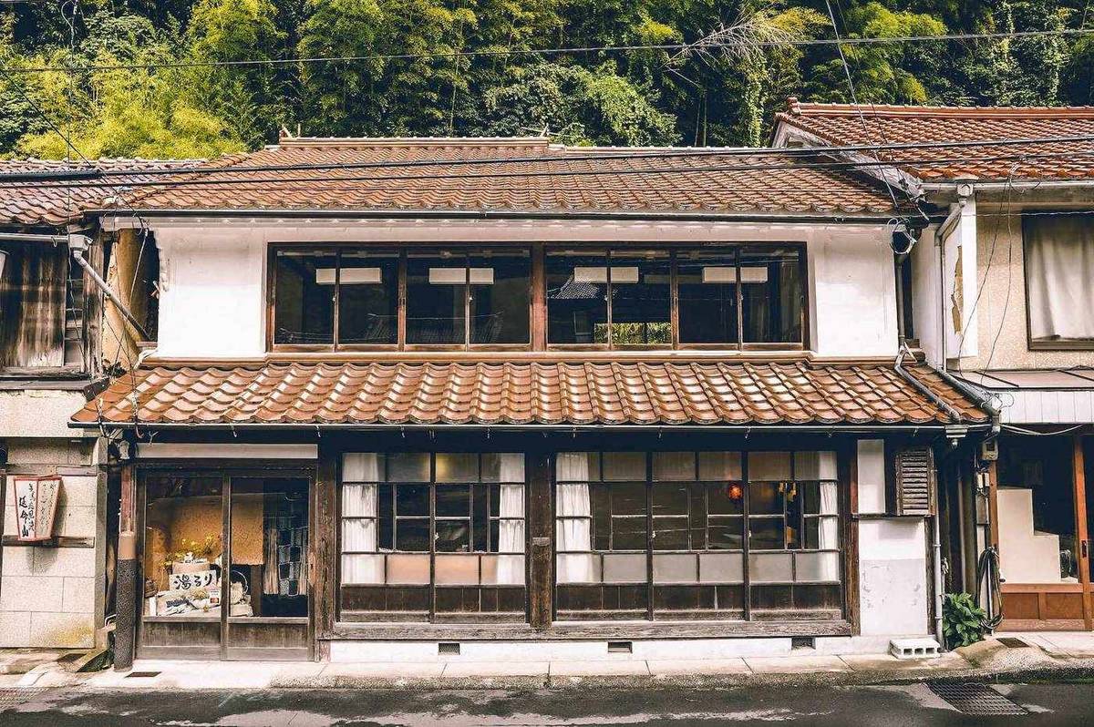 YURURI 湯るり — 大田市温泉津町 · 築145年の古民家を一棟貸しで温泉街の中心に泊まる宿