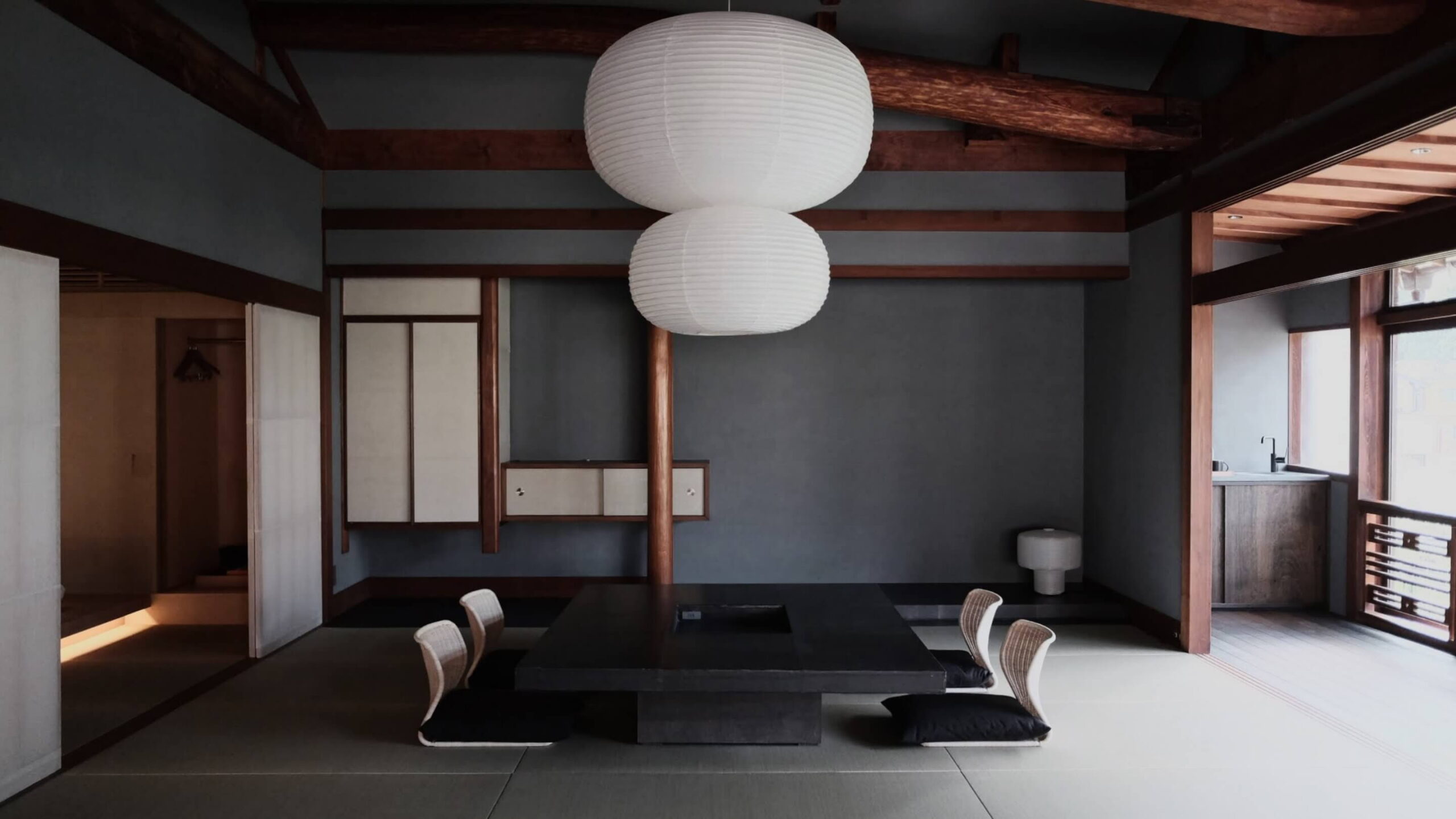小林屋 — 城崎温泉・一の湯前 · 柳並木沿いに建つ登録有形文化財の小規模旅館