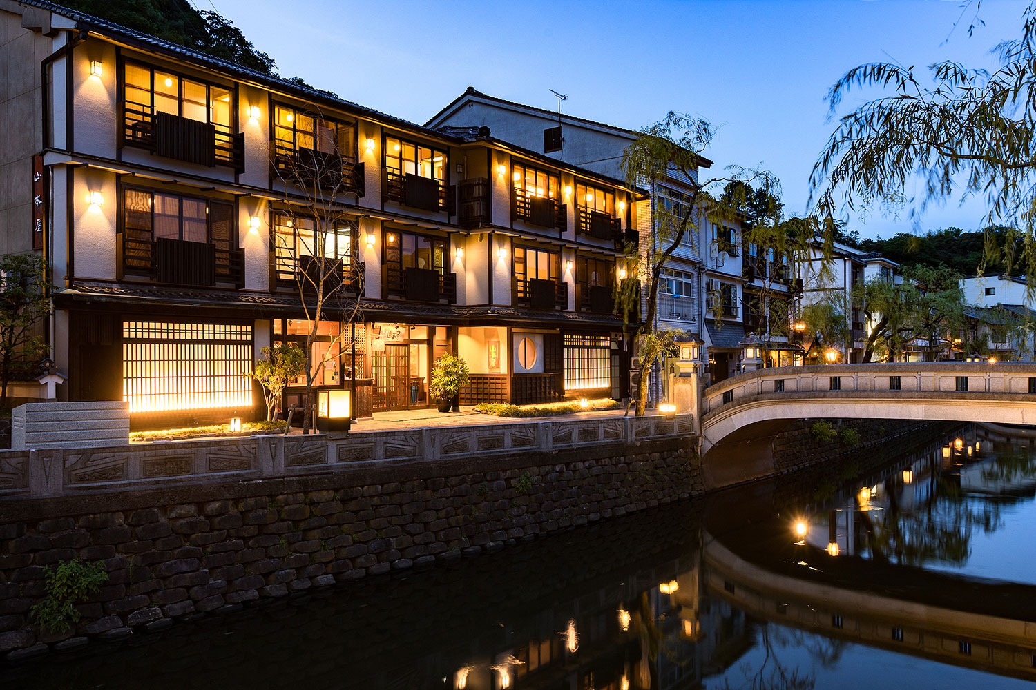 山本屋 — 城崎温泉・湯島 · 温泉街中心に建つ外湯巡りに至便な老舗旅館