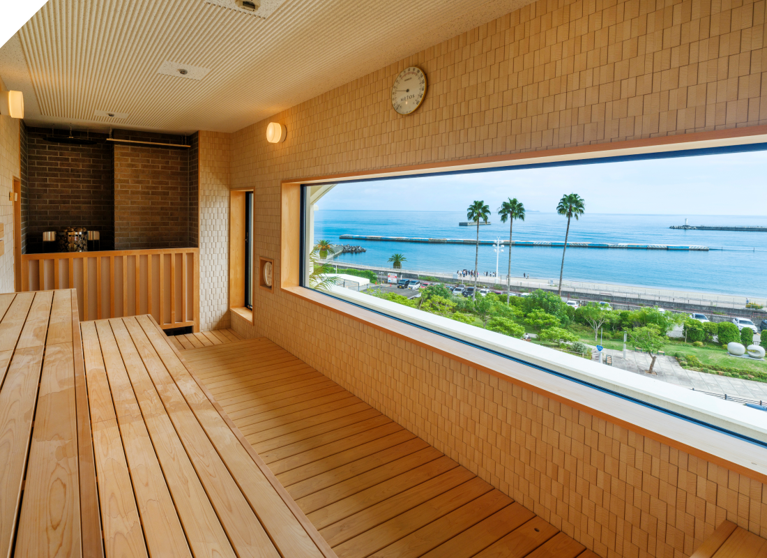ラビスタ熱海テラス — 海を望む大きな窓を備えたサウナ／湯上がりの休憩スペース