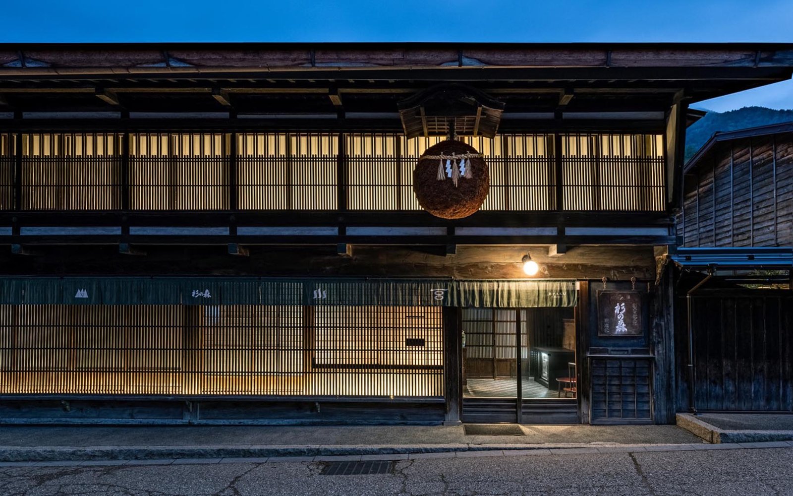 BYAKU Narai — 長野・奈良井宿 · 1793年創業の杉の森酒造を核に四棟群を再生したヘリテージ・ステイ