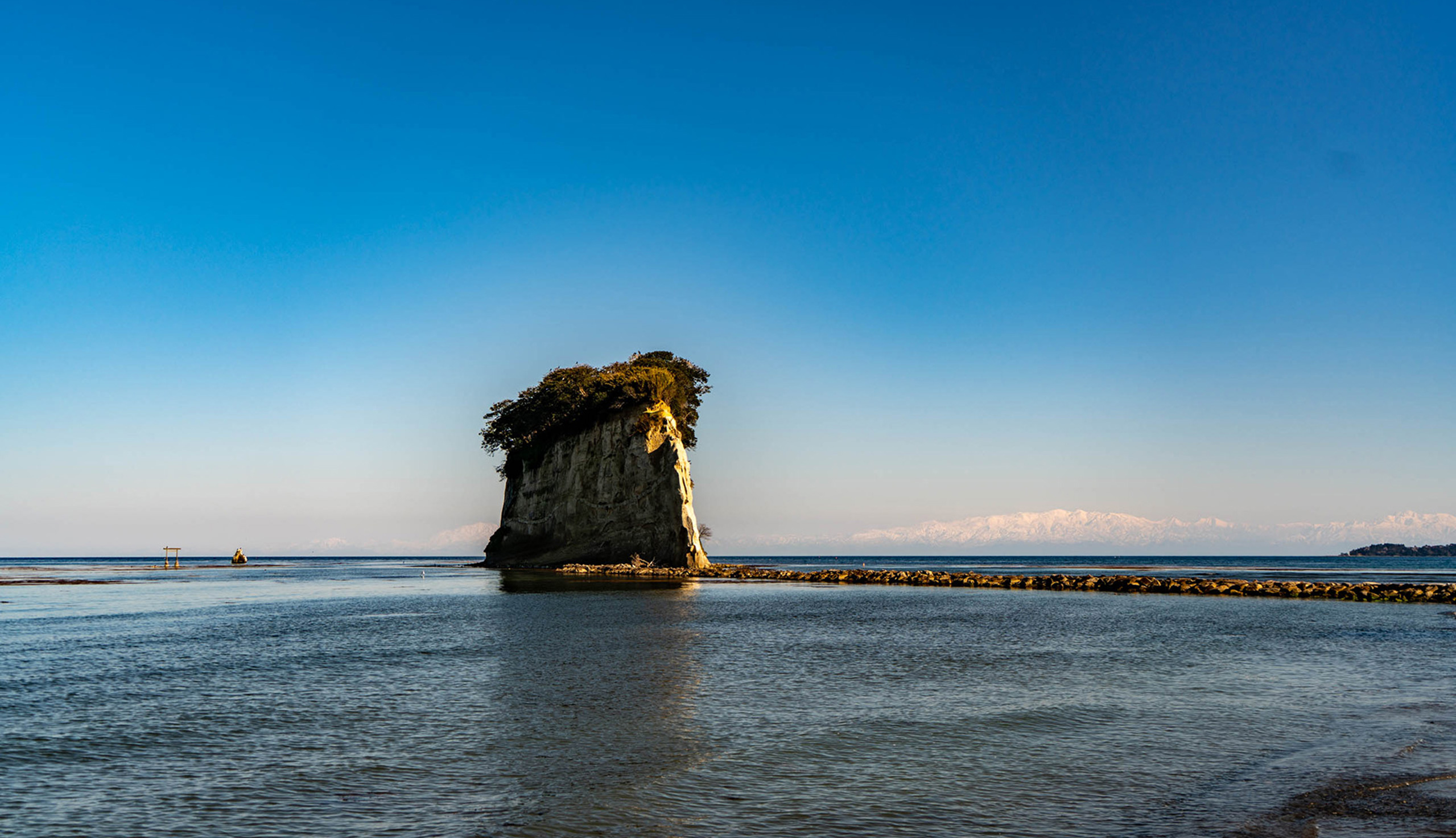 珠洲温泉 のとじ荘 — 珠洲・宝立 · 宿の正面に浮かぶ見附島(軍艦島)と立山連峰