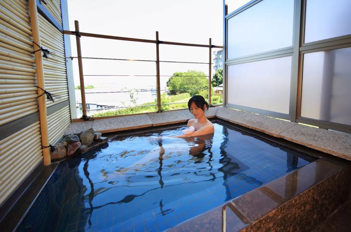 おごと温泉 びわこ緑水亭 — 大津・雄琴 · 琵琶湖を望む露天風呂付き客室をもつ温泉旅館