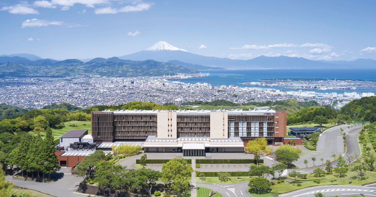 日本平ホテル — ロビーラウンジから望む駿河湾と富士山