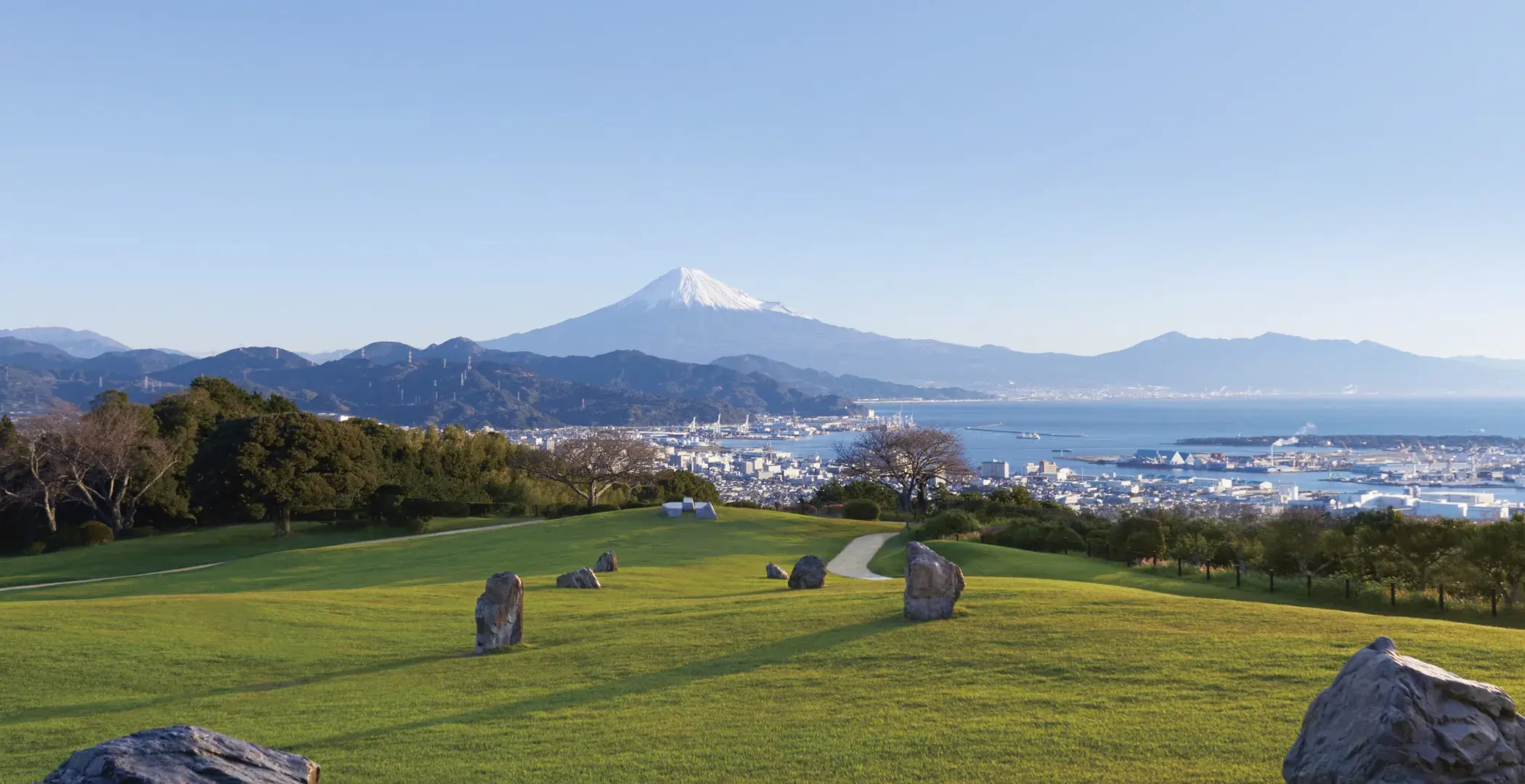 日本平ホテル — 山稜線に沿う長尺低層の外観