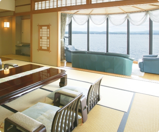 多田屋 — 七尾湾を望むベイウィンドウ付きの和室。震災前の客室仕様