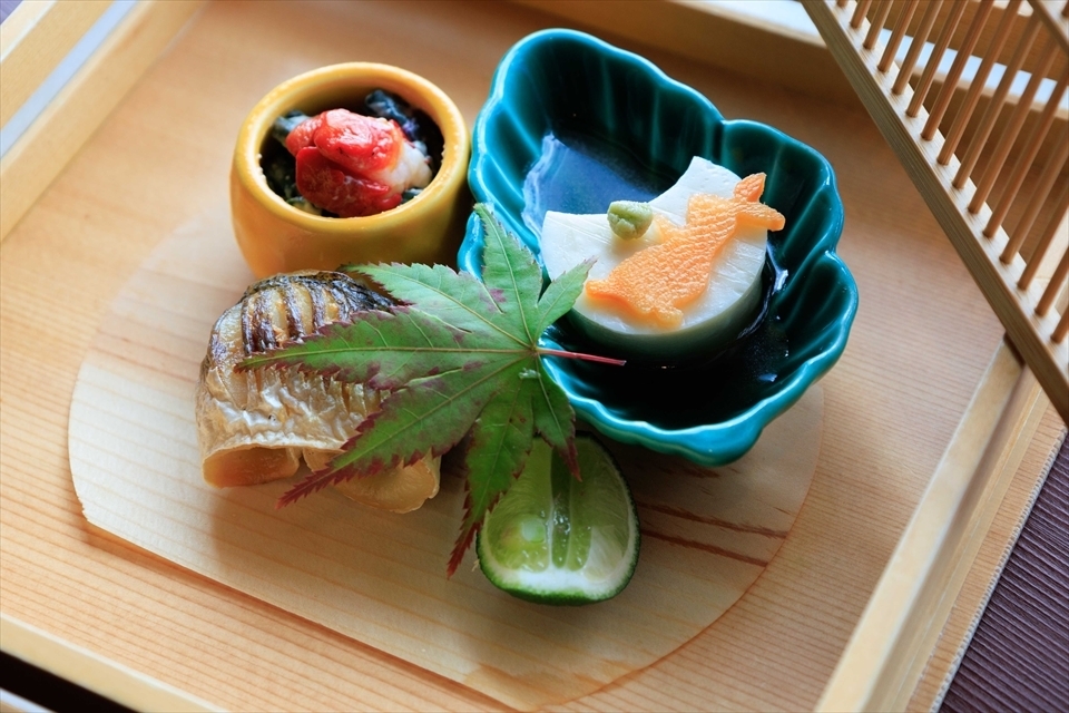 多田屋 — 能登の地物を使った会席の一皿。焼き魚と季節の小鉢、楓の葉