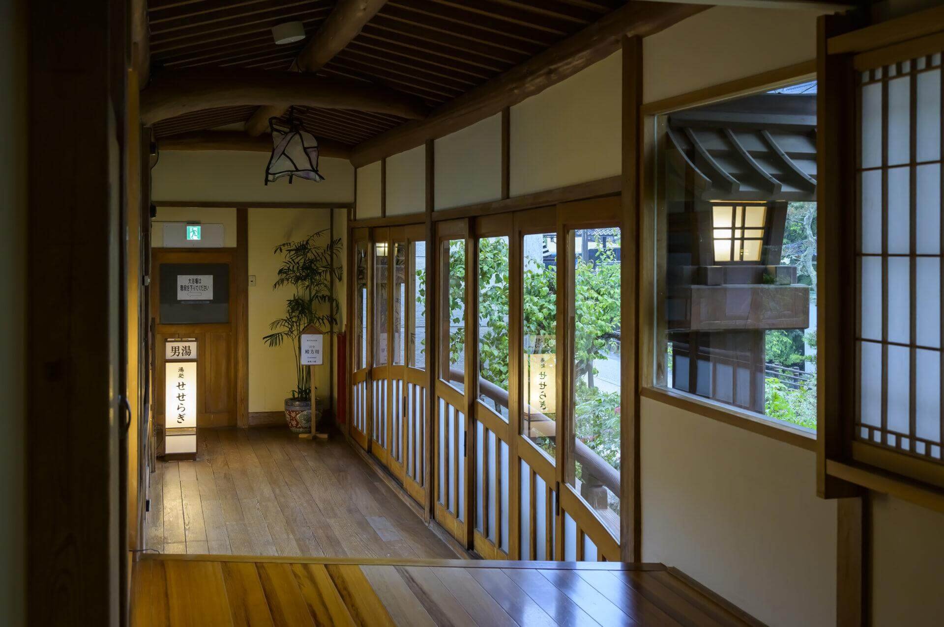 三朝温泉 旅館大橋 — 鳥取県三朝町 · 1932年創業、国登録有形文化財の木造建築