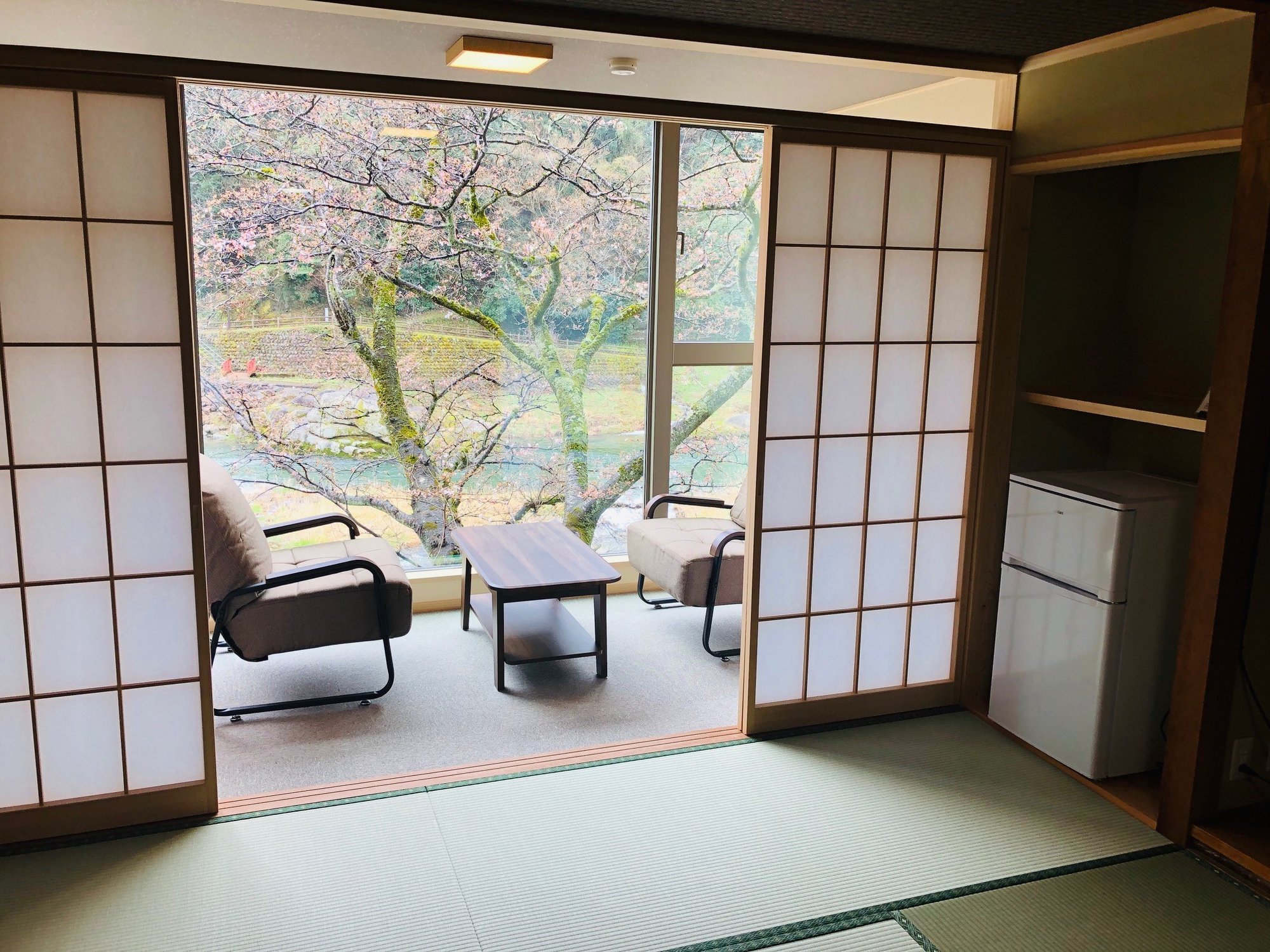 三朝温泉 清流荘 — 鳥取県三朝町 · 三徳川沿いに建つ自家源泉かけ流しの温泉旅館