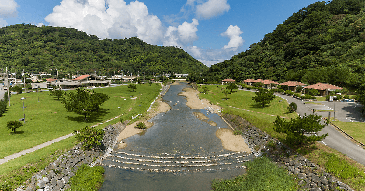 奥やんばるの里 — 国頭村奥 · 沖縄島最北の集落、奥川沿いに点在する古民家風コテージ