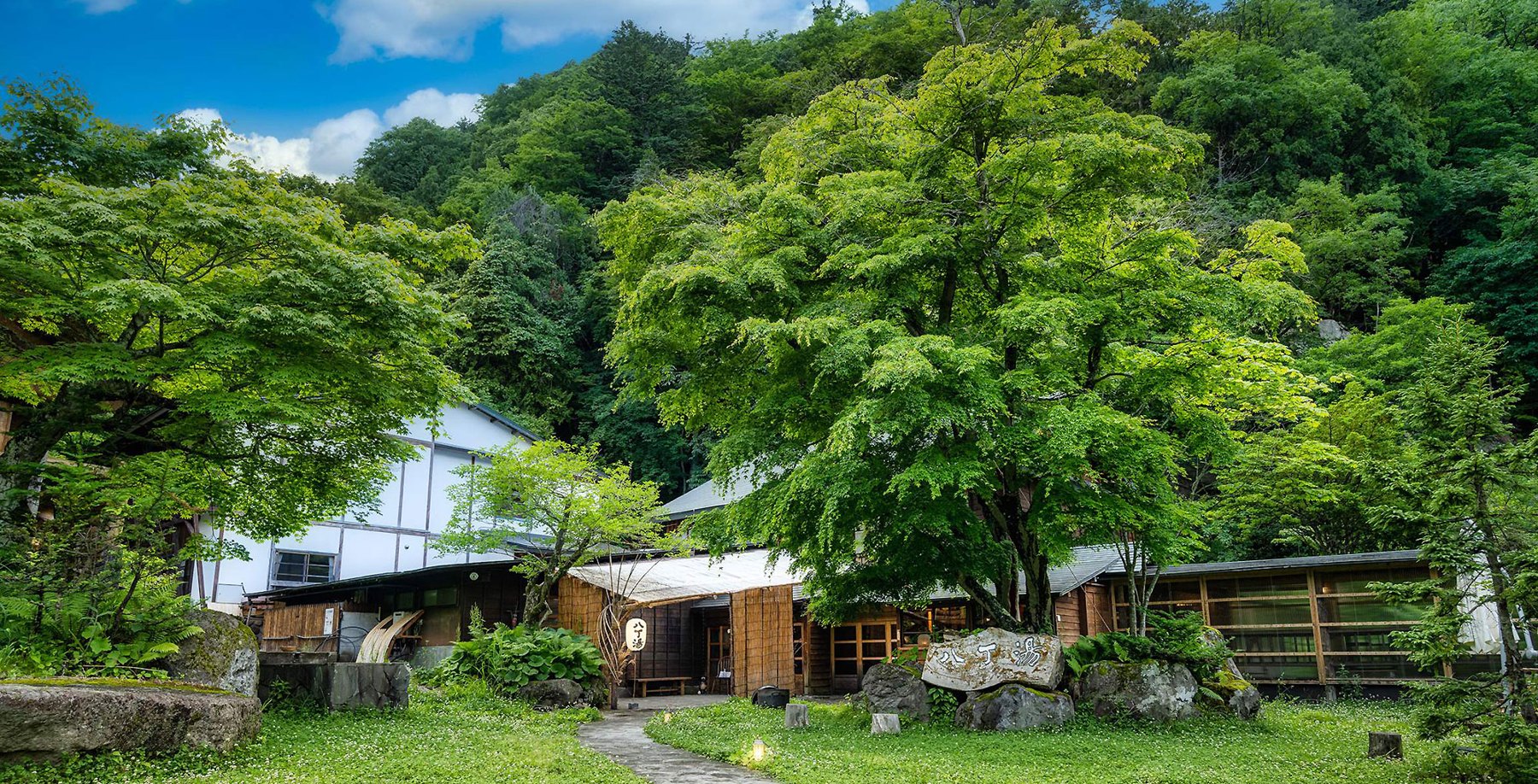 八丁の湯 — 栃木県日光市川俣・奥鬼怒温泉郷 · 昭和4年創業、山小屋の面影を残す母屋棟の外観