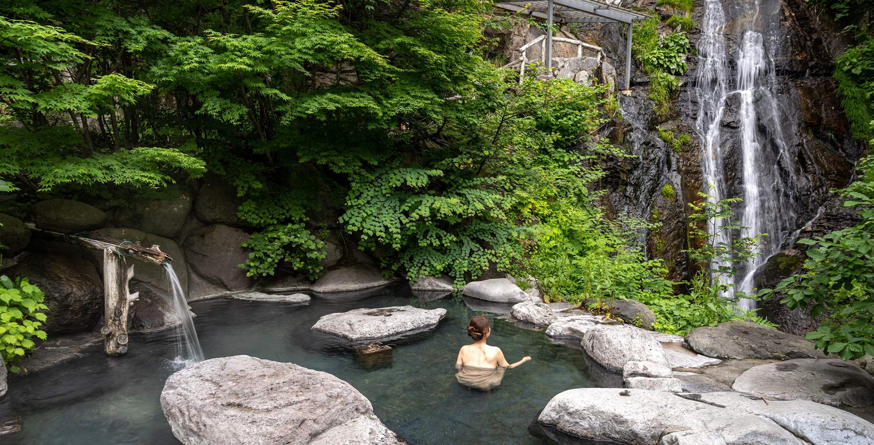八丁の湯 滝見の湯 — 奥鬼怒温泉郷 · 岩肌を落ちる滝を正面に望む混浴の岩露天
