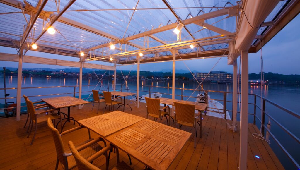 caffel ひなのさと — 大分県日田市隈 · 三隈川に浮かぶ屋形船デッキの夕景