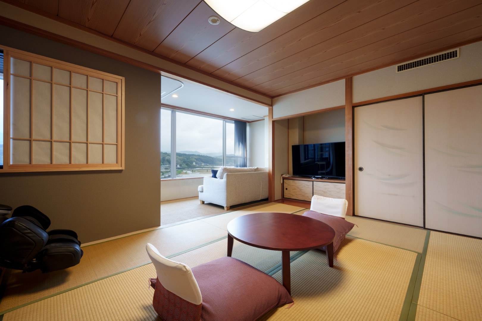 日田温泉 亀山亭ホテル — 大分県日田市隈 · 三隈川を望む和室