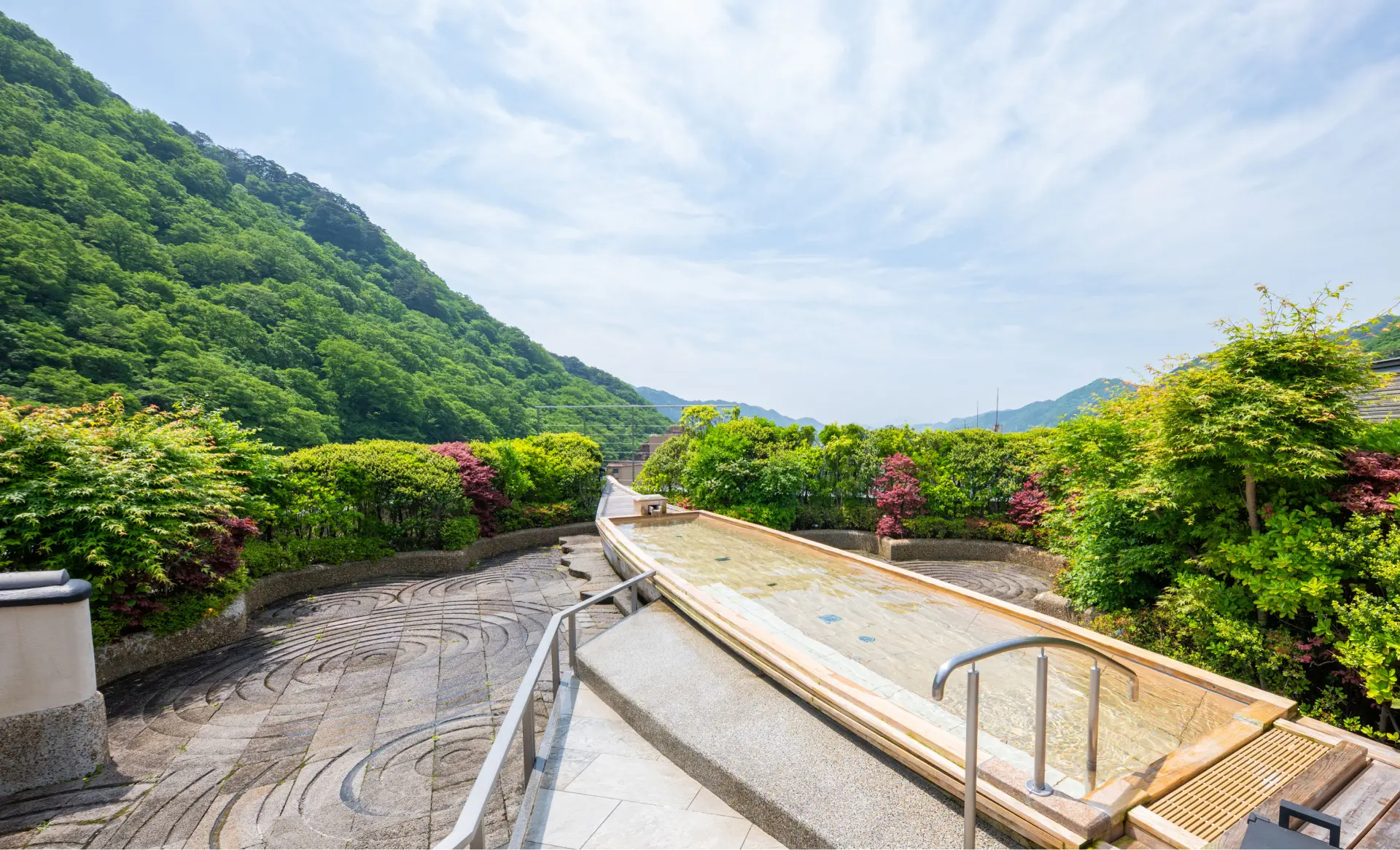あさやホテル — 日光市鬼怒川温泉滝 · 192室大型旅館、フォレストキッチンの夕食バイキング