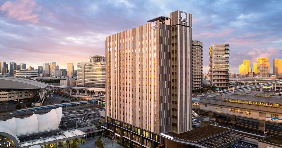 ダブルツリーbyヒルトン東京有明 — 東京都江東区有明3-7-3 · 2024年12月開業、ゆりかもめ有明駅とりんかい線国際展示場駅に面する363室の外観