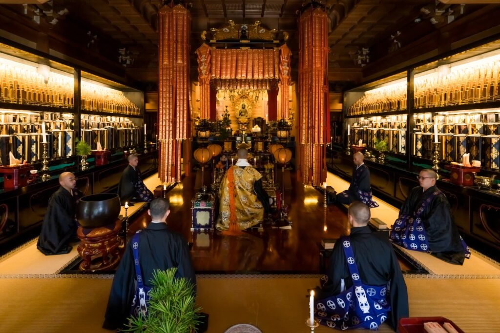 【一軒の宿】高野山・宿坊 恵光院に泊まる秋のソロ1泊2日 — 一の橋の宿坊で朝の勤行と精進料理、奥之院ナイトツアー
