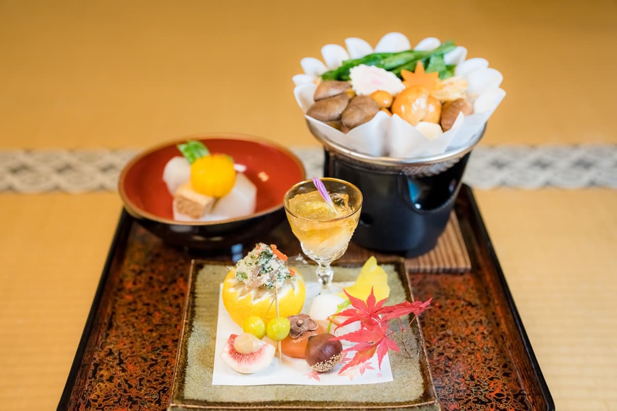 恵光院の精進料理 — 高野町 · 季節の野菜・海藻・豆類・山菜を使った宿坊の夕食