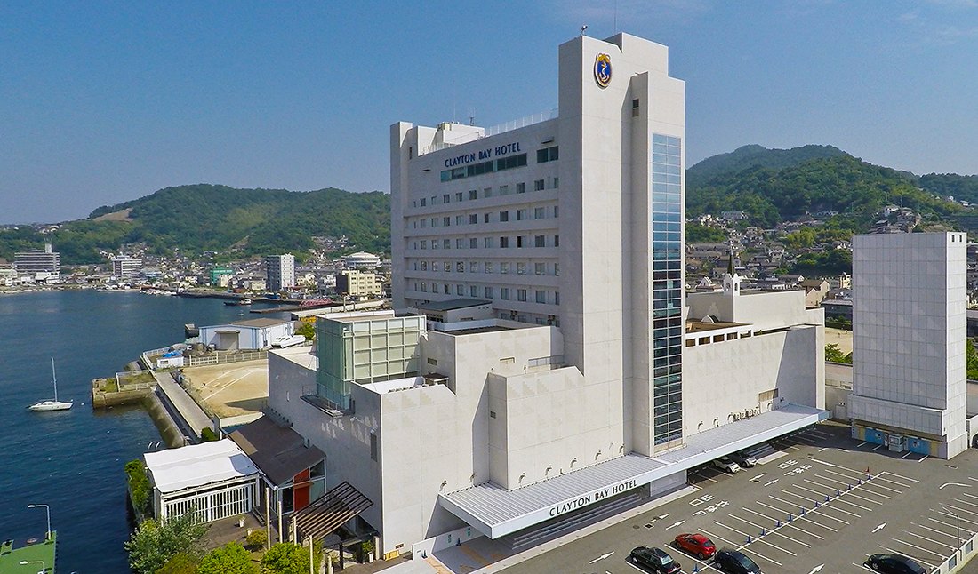 クレイトン ベイ ホテル — 呉市築地町 · 呉港の入江に建つ白い高層ホテルの外観、背後に呉の山並み