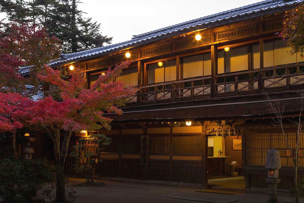 みやじまの宿 岩惣 — 廿日市・宮島もみじ谷 · 1854年創業、紅葉と灯りに照らされる木造二階建ての本館