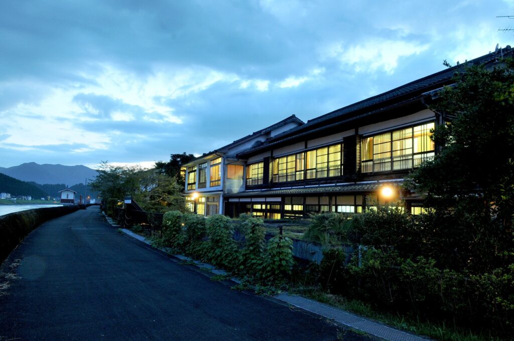 球磨川の激流と球磨焼酎、豪雨からの再生を継ぐ人吉温泉の小規模旅館 Top 5 — 相良700年の城下町で過ごす、大人ふたりの晩秋1泊2日
