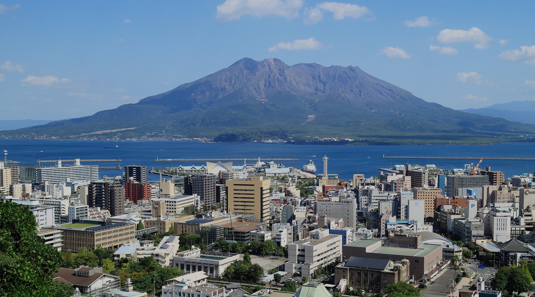 ホテル法華クラブ鹿児島 — 鹿児島市いづろ · 市電至近で展望大浴場を備える中規模ホテルの外観