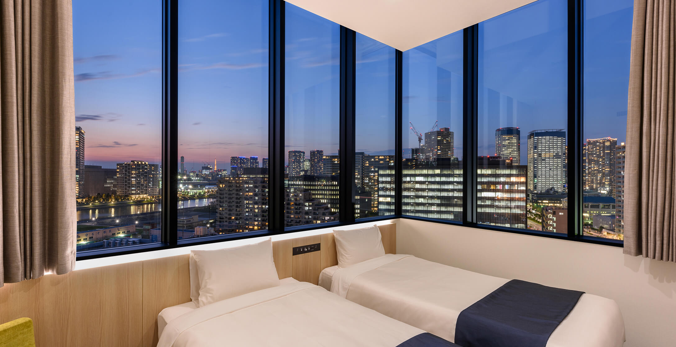 hotel MONday Premium 豊洲 — 東京都江東区東雲1-2-11 · 湾岸の夜景に面したコーナー窓のツインルーム