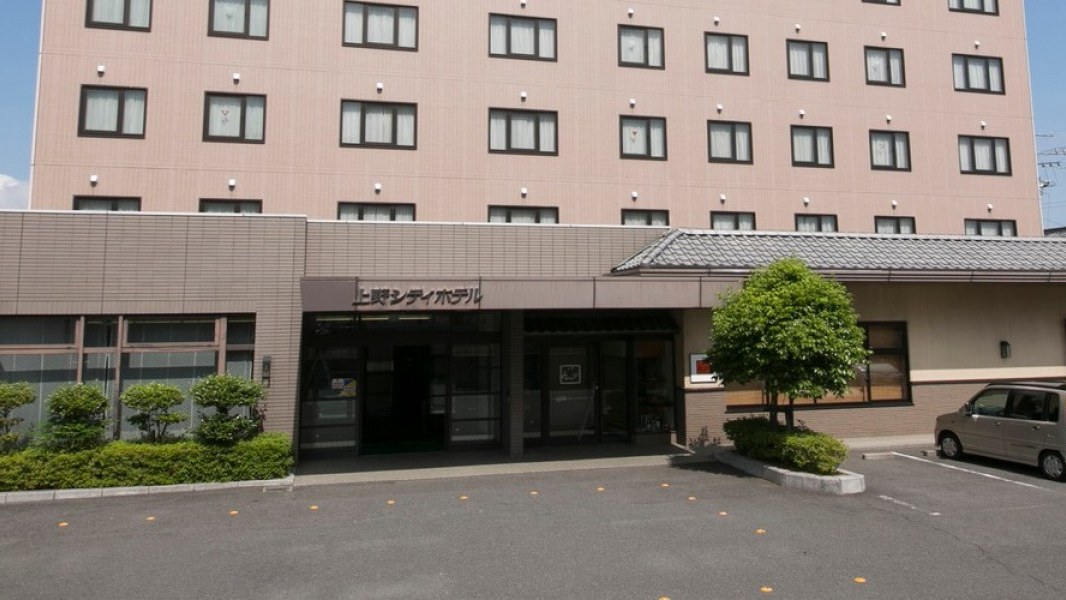 伊賀上野シティホテル — 伊賀市上野魚町 · 城下町中心に立つ和風の車寄せとエントランス