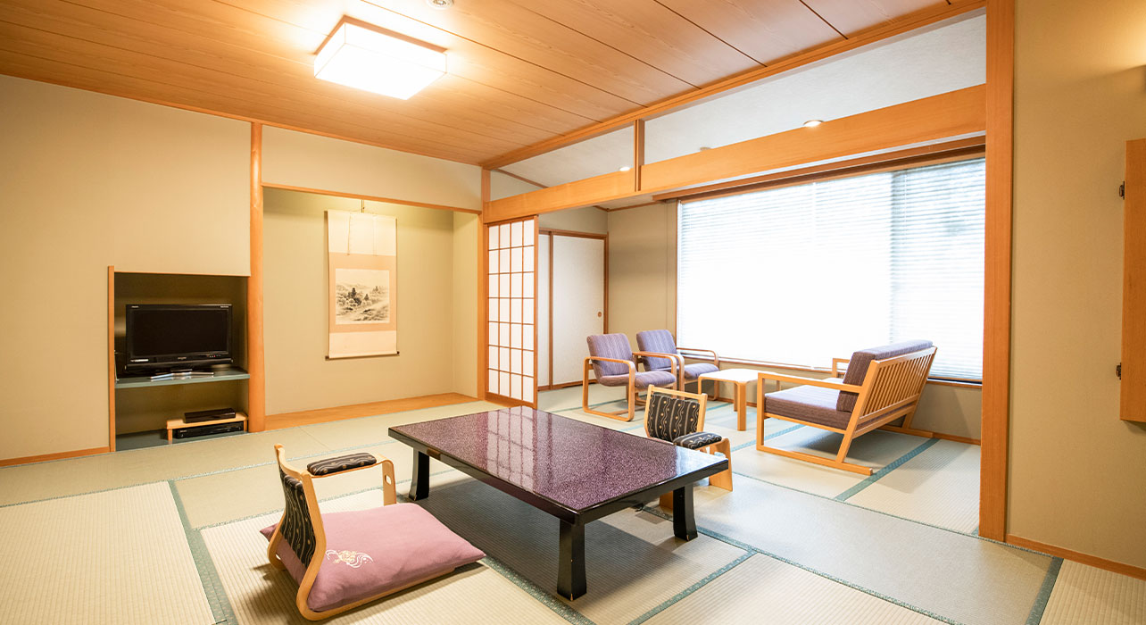 石和名湯館 糸柳 — 笛吹市石和温泉 · 畳と広縁のゆとりある和室、明治創業の老舗旅館