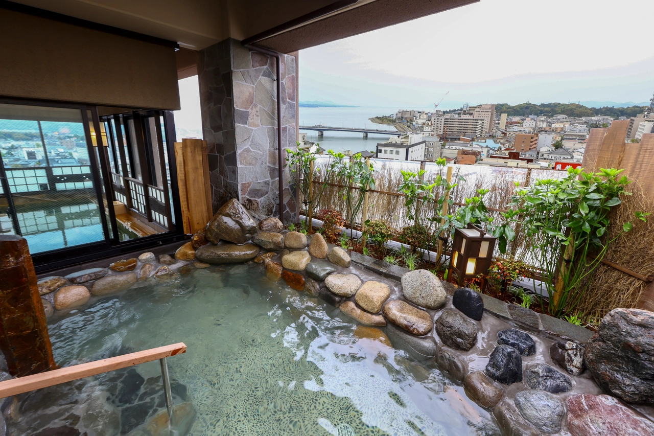 御宿 野乃松江 — 松江・東本町 · 全室畳敷きで最上階に天然温泉だんだんの湯を備える和風ホテル