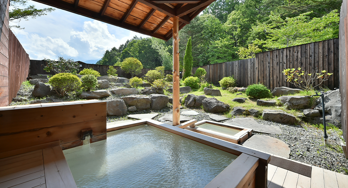 アルプホルン — 松本市安曇・番所 · 乳白色の貸切露天4つを備えた山岳ペンション
