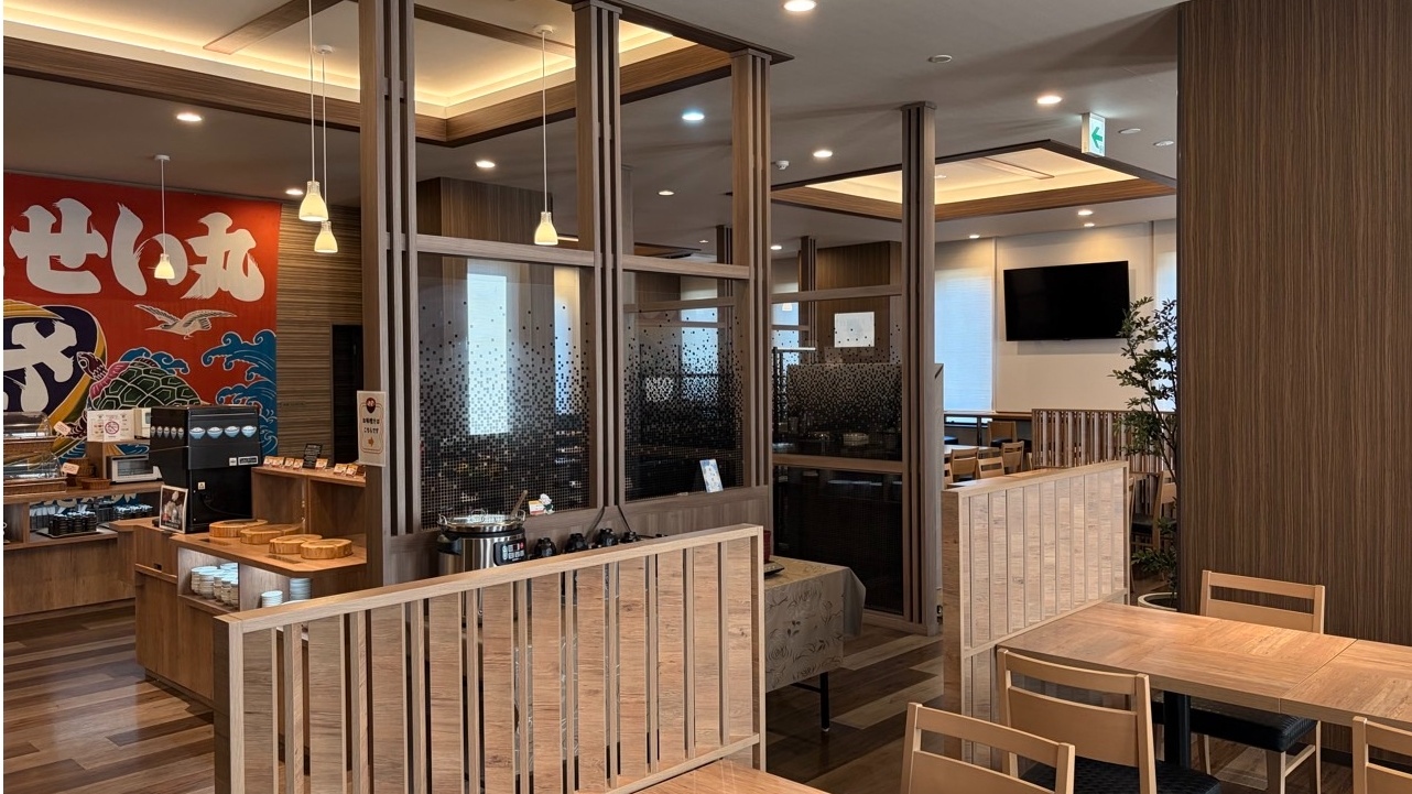 ホテルルートイン銚子駅西 — 銚子市三軒町 · 大漁旗を掲げた朝食会場。木を基調とした造作で銚子の漁港文化を映す