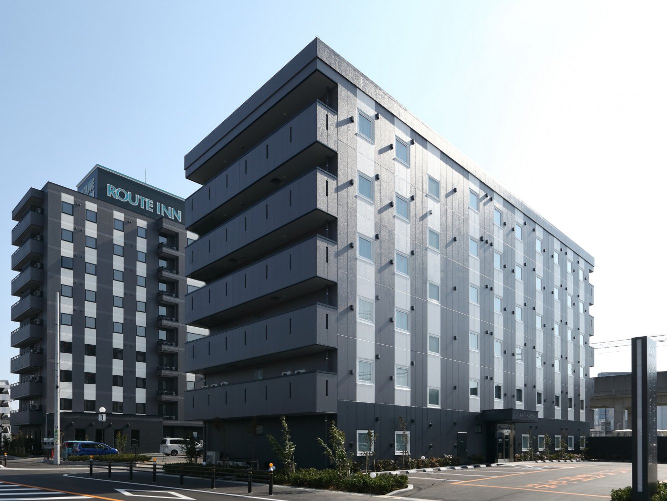 ホテルルートイン常滑駅前 — 常滑市・常滑駅前 · グレーの外壁が並ぶ本館とグランドアネックスの外観