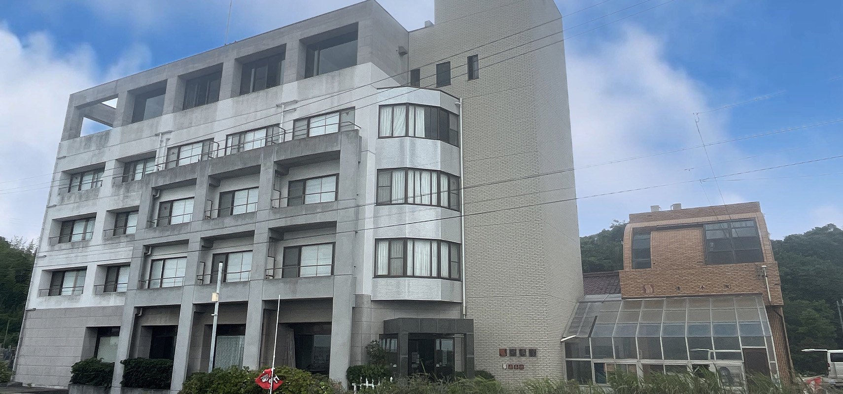 坂井温泉 湯本館 — 常滑市坂井・伊勢湾岸 · 海に面して建つ本館と別棟の外観