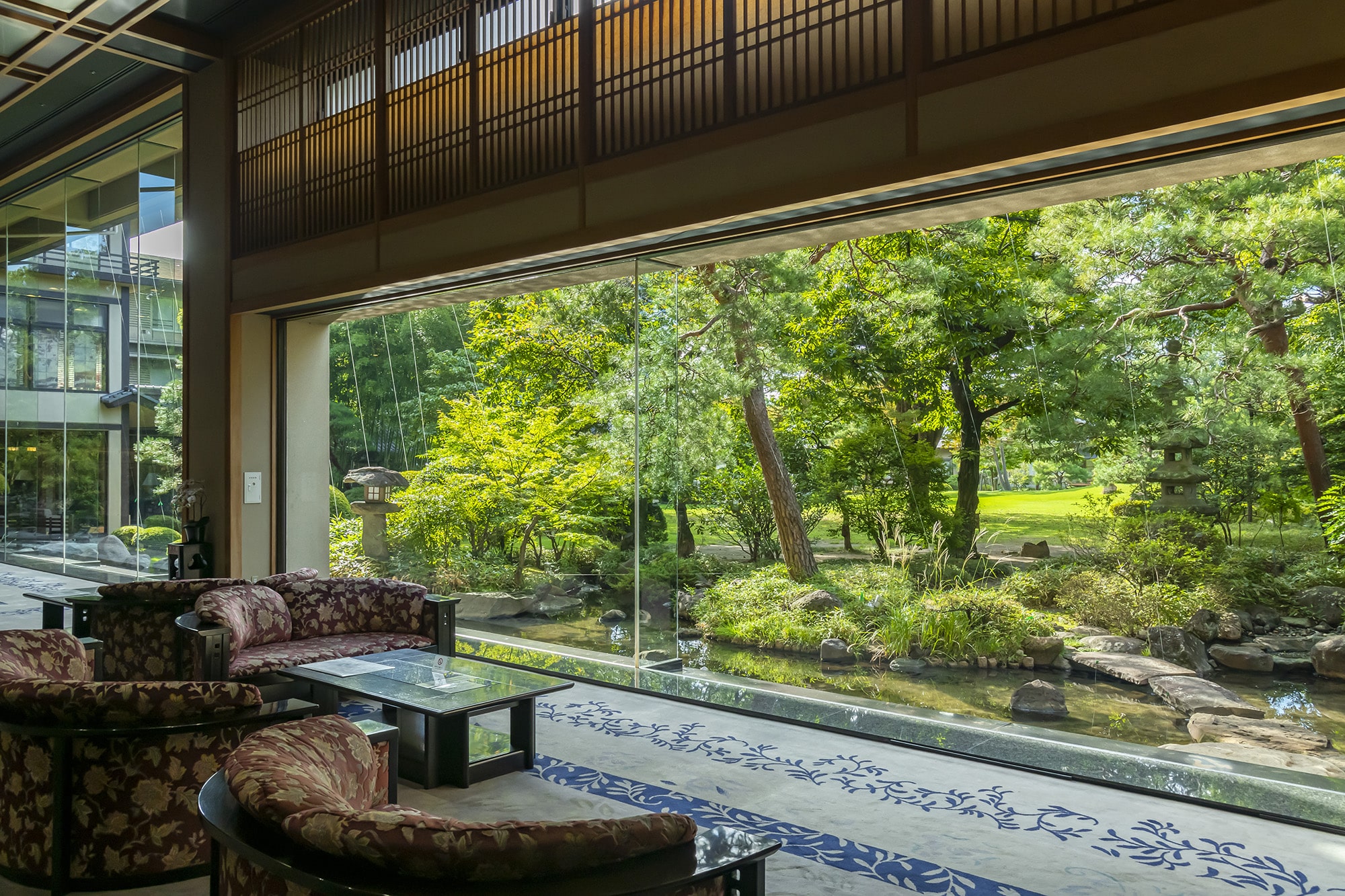 常磐ホテル — 甲府・湯村温泉 · 3,000坪の日本庭園を大きく望むロビーラウンジ