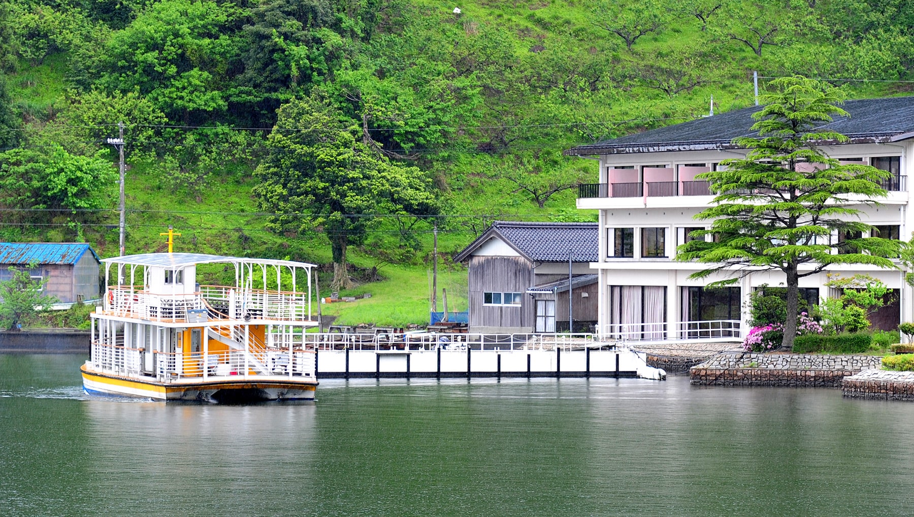 若狭みかた きらら温泉 水月花 — 若狭町・三方五湖 · 水月湖畔に建ち湖上モーニングクルーズを催す宿